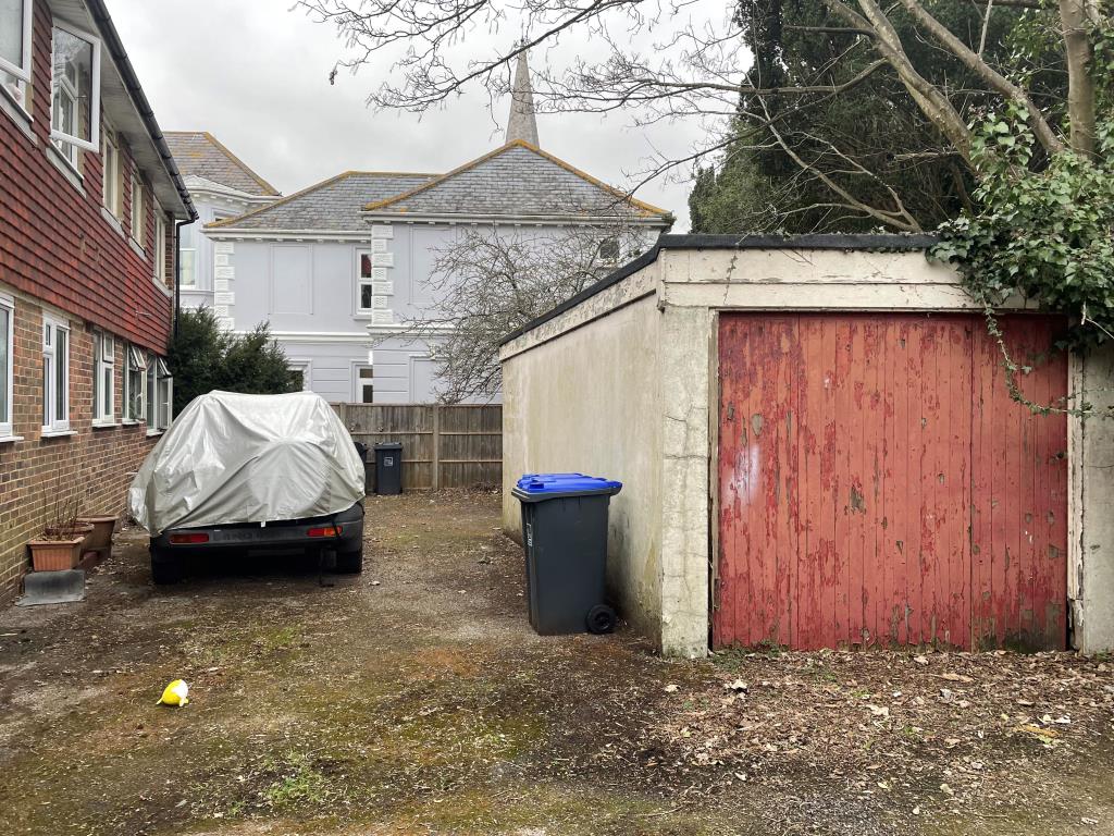 Lot: 46 - THREE FLATS PLUS GARAGE -